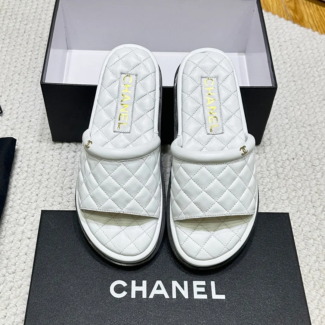 🤝🤝🤝P丶280, Chanel classic sandals, fashion is fleeting, but style lasts forever! This season’s slippers are a classic among Xiangjia classics! Solid color lattice matching, double C hardware buckle. Simple and exquisite! ! ! Fabric: Original sheepskin imported from Italy, sheepskin lining, rubber sole! Code number: 35-40 (41 customized).